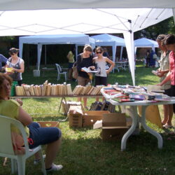 volontari in servizio civile presso fiera del baratto