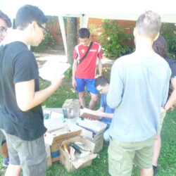 Fiera del Baratto 2015 - volontari al lavoro