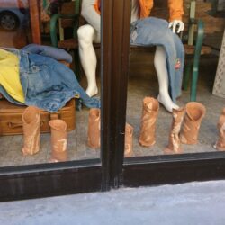 Esposizione ceramica dei richeidenti, dress again